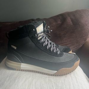 Women North face boots size 10 still in good condition